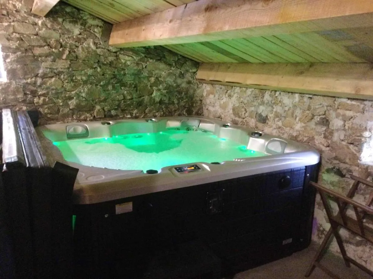 Maison Charmante A Lanarce Avec Vue Sur La Montagne, Jacuzzi.